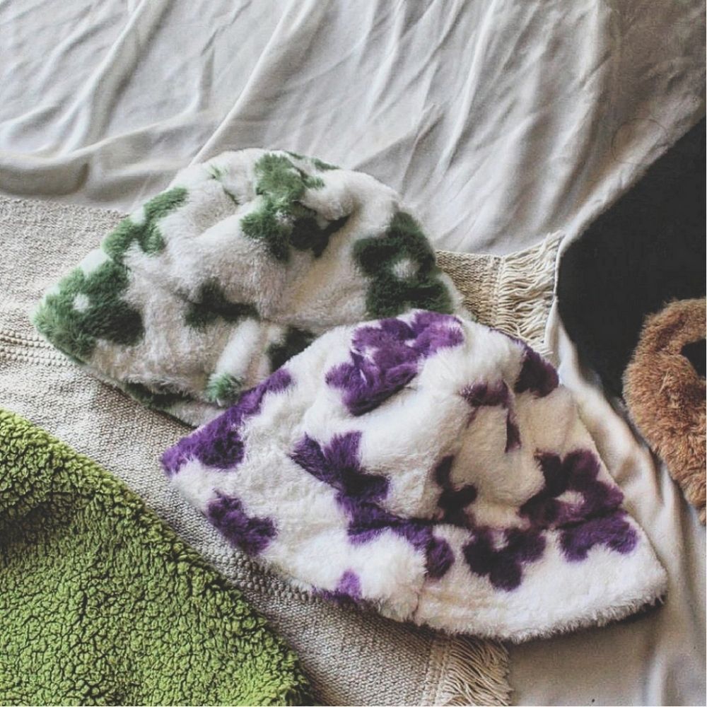 🆕️That IT GIRL Collection// Faux fur purple daisy Bucket hat